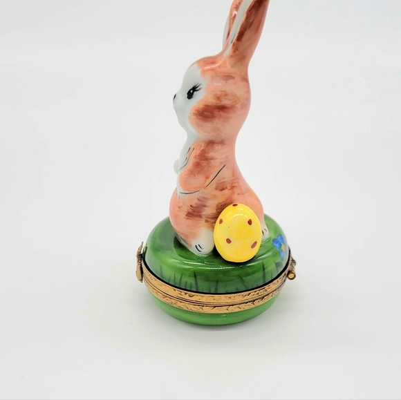 Authentic Limoges Easter Bunny on Egg Hunt Trinket Box, Peint Main w/ Gold Gilt - Picture 6 of 11